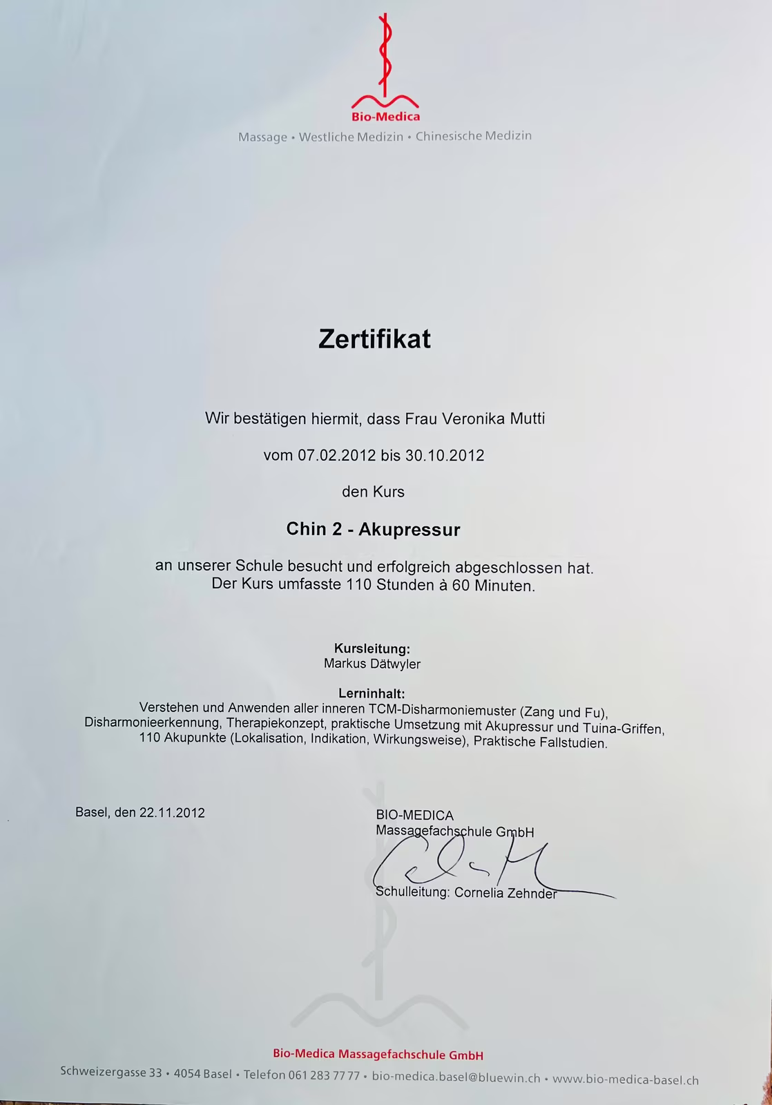 Zertifikat von Bio-Medica Massagefachschule für Frau Veronika Mutti, bestätigt erfolgreichen Abschluss des Kurses Chin 2 - Akupressur mit 110 Stunden von Februar bis Oktober 2012 in Basel.