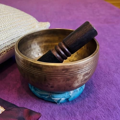 Praxisraum mit Massagematte, Blumendekoration und Herzbild an der Wand