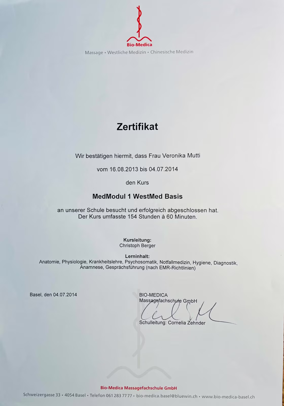 Zertifikat von Bio-Medica Massagefachschule GmbH bestätigt, dass Frau Veronika Mutti den Kurs MedModul 1 WestMed Basis mit 154 Stunden von 16.08.2013 bis 04.07.2014 erfolgreich abgeschlossen hat.