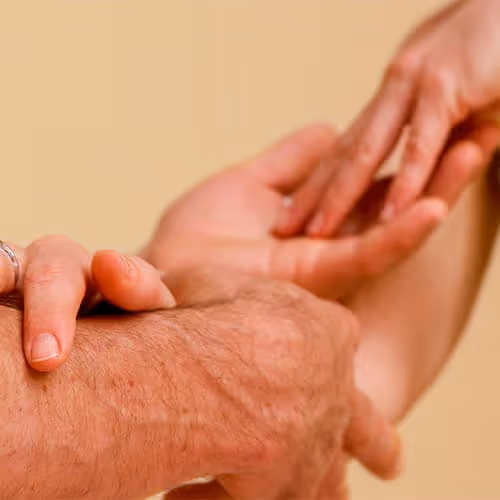 Nahaufnahme von Händen, die sanft Handgelenke und Handflächen berühren und massieren in einem Tantra Massage Kurs Workshop Seminar