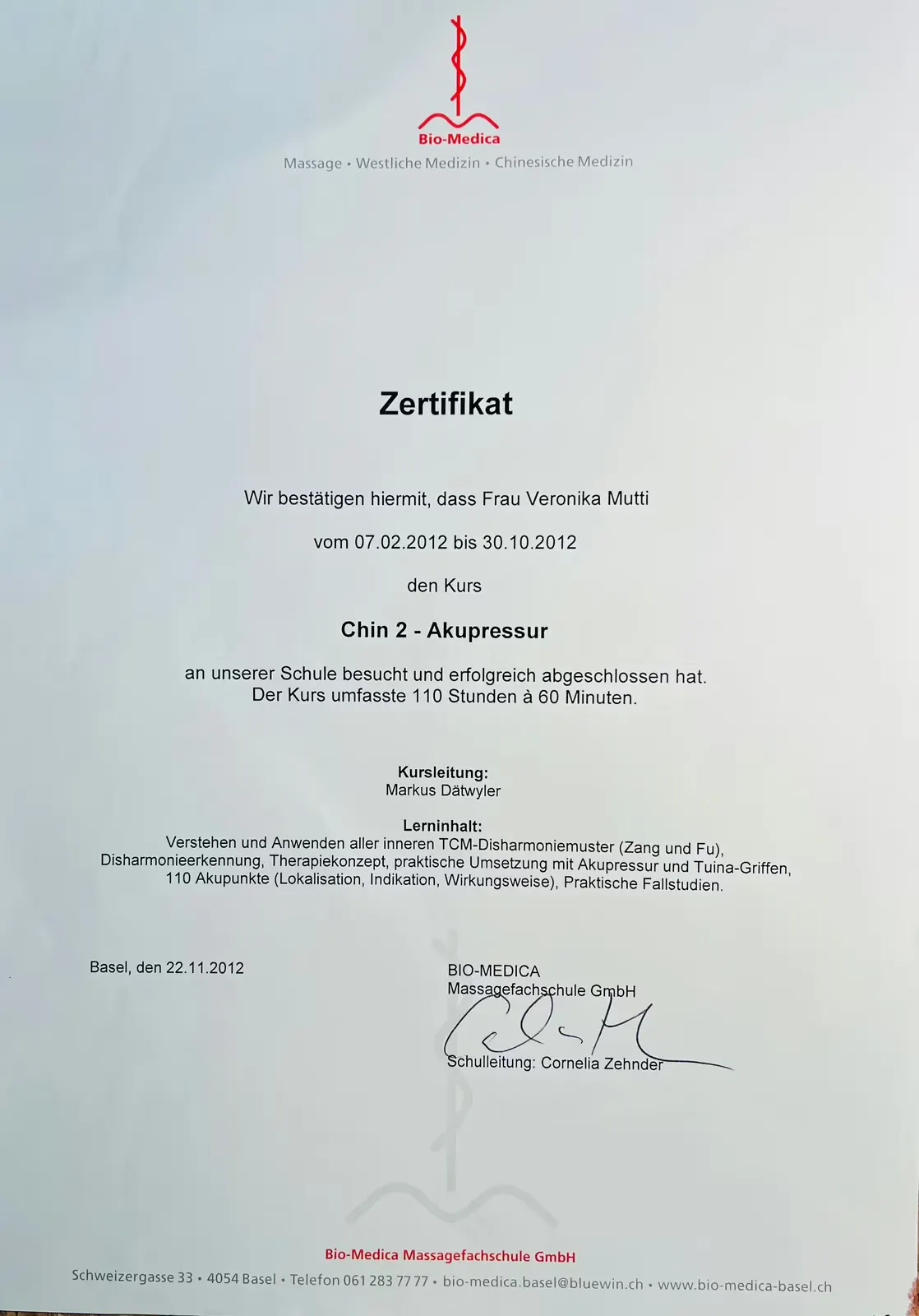 Zertifikat von Bio-Medica Massagefachschule für Frau Veronika Mutti, bestätigt erfolgreichen Abschluss des Kurses Chin 2 - Akupressur mit 110 Stunden von Februar bis Oktober 2012 in Basel.