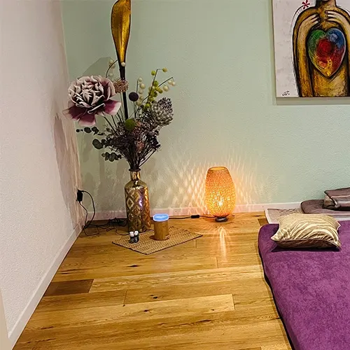 Kissen mit Klangschale und Kette auf der Massagematte der Praxis
