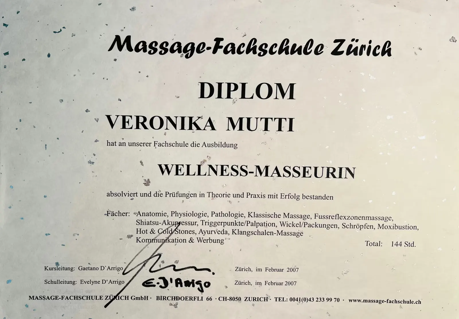 Diplom der Massage-Fachschule Zürich für Veronika Mutti als Wellness-Masseurin mit Kurs- und Schulleitung, ausgestellt im Februar 2007.