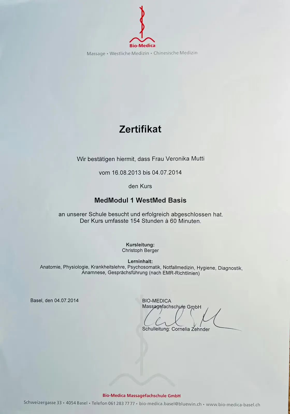 Zertifikat von Bio-Medica Massagefachschule GmbH bestätigt, dass Frau Veronika Mutti den Kurs MedModul 1 WestMed Basis mit 154 Stunden von 16.08.2013 bis 04.07.2014 erfolgreich abgeschlossen hat.