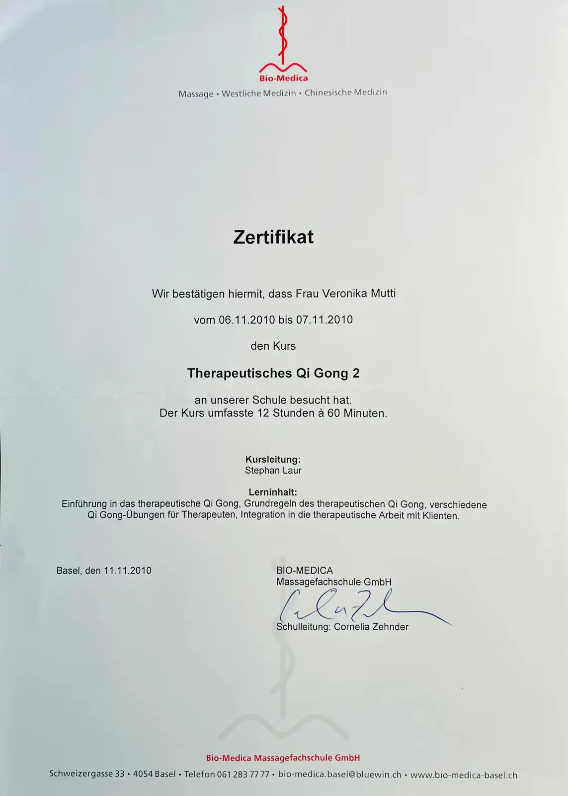 Zertifikat von Bio-Medica Massagefachschule GmbH bestätigt, dass Veronika Mutti den Kurs Therapeutisches Qi Gong 2 vom 6. bis 7. November 2010 mit 12 Stunden besucht hat, unter der Kursleitung von Stephan Laur.